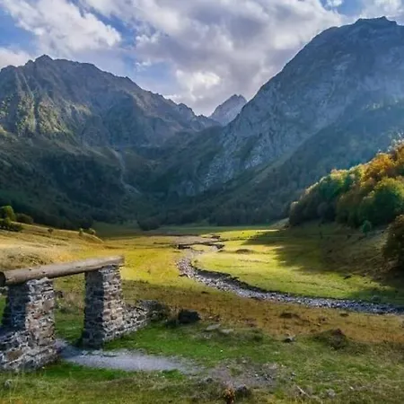 Mcastet, Casita Aranesa En El Valle De Aran *