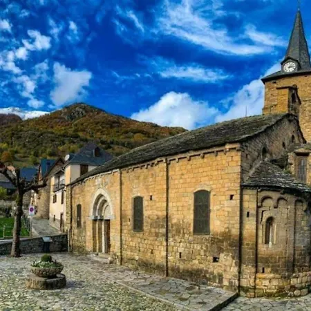 Mcastet, Casita Aranesa En El Valle De Aran